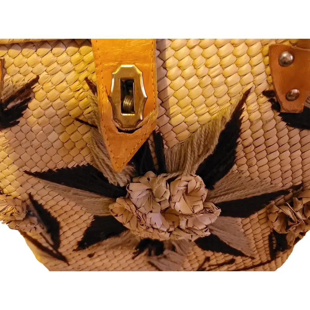 Vintage Straw Purse Carry Bag With 3D Design Measures 13.5